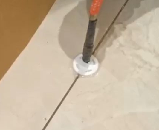罗源瓷砖空鼓维修公司专业解答瓷砖在铺贴过程中，如果没有涂抹均匀到位的粘结材料（如水泥砂浆或瓷砖胶），可能会导致以下问题